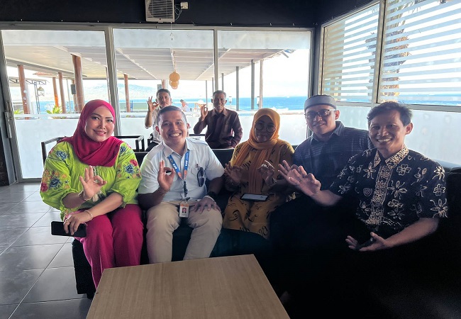 Bos Goldkoin Rizki Adam (dua dari kiri) foto bareng sejumlah member, usai sambutan operasional dan upacara kantor baru di Gedung Graha Saba, Gianyar, Senin (10/10) lalu. (ist)