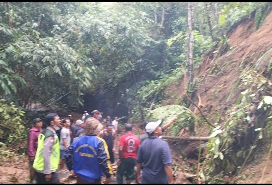 PEKERJAAN BESAR : Untuk menuntaskan longsor yang merintangi jalan di Luwus, Tabanan, macam ini perlu dana cepat (foto: juliadi/radar bali)