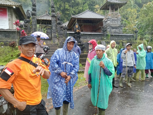 MASIH DICARI : Petugas Basarnas dari Denpasar, BPBD Tabanan dan warga Desa Bangli Baturiti melakukan pencarian Ketut Sastra yang hilang (foto : istimewa).