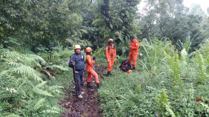 TERUS DICARI : Basarnas Denpasar, BPBD Tabanan dan warga Desa Bangli Baturiti yang melakukan pencarian terhadap korban yang hilang I Ketut Sastra.
