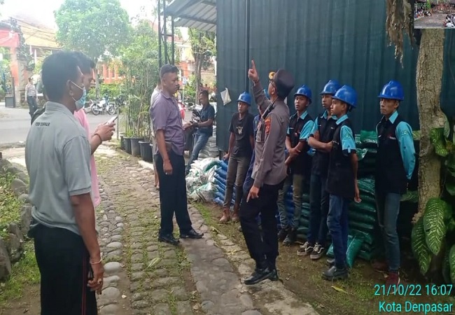 Polisi dan petugas PLN saat berada di lokasi kejadian. (Foto Marsell Pampur)