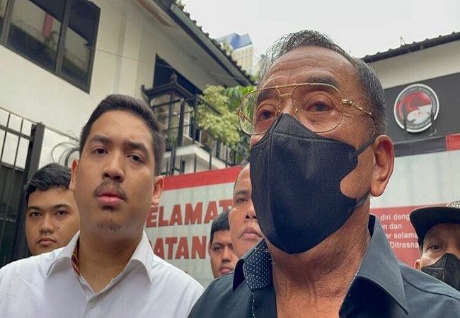 Irjen (Purn) Pol Maman Supratman (kanan), ayah dari AKBP Dody Prawiranegara tak percaya jika anaknya terlibat dalam kasus penjualan barang bukti narkoba jaringan Irjen Pol Teddy Minahasa. (Sabik Aji Taufan/JawaPos.com)