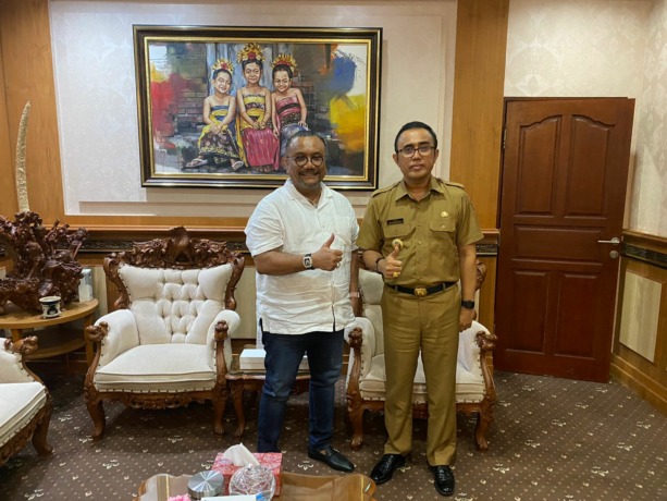 TUDING ADA PROVOKATOR : Pengacara Togar Situmorang bertemu Wali Kota Denpasar, Jaya Negara, untuk membicarakan masalah demo  siswa (foto : istimewa).