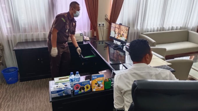 PERIKSA DOKUMEN : Tim Jaksa Kejati Bali kemarin melakukan penyitaan sejumlah dokumen di Kampus Unud, Jimbaran, terkait dugaan korupsi Sumbangan Pengembangan Istitusi (SPI) (foto :istimewa).