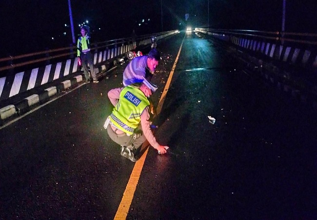 Petugas dari Unit Laka lantas Polsek Kerambitan melakukan olah TKP di jembatan Samsam, Kerambitan, Tabanan. (ist)