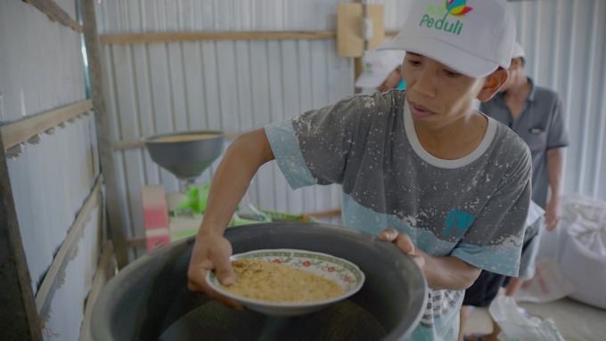 SOCIAL VALUE: Melalui Program TJSL, PLN memberikan bantuan yang dibutuhkan para pegiat UMK guna mengembangkan bisnisnya. (PLN UID BALI FOR RADAR BALI)