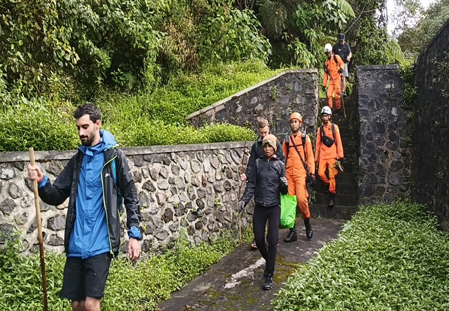 Kedua wisatawan asal Inggris dievakuasi petugas dari Gunung Agung. Keduanya sempat tersesat. (ist)