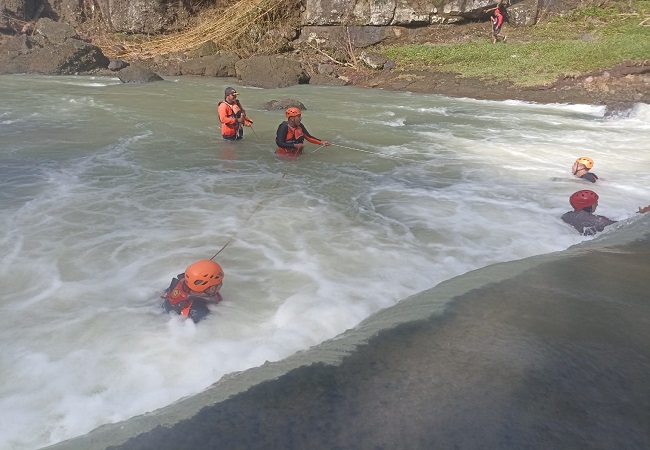 Proses pencarian warga yang terseret arus Sungai Yeh Ho, Tabanan. (ist)