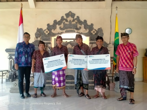 AKSI SOSIAL: Pemimpin Cabang BRI KC Negara Birowo Cahyo Baskoro menyerahkan 3 obyek bantuan TJSL di Desa Adat Pergung Kecamatan Mendoyo Kabupaten Jembrana. (IST)