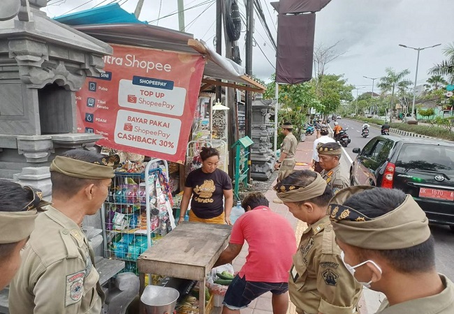 Petugas melakukan pembersihan baliho juga sebagai bentuk tindak lanjut keputusan dalam rapat koordinasi (rakor) yang dipimpin Menko Marves Luhut Binsar Pandjaitan. Apalagi per 11 November 2022 ini, akan dipasang 2.500 penjor untuk menyambut tamu penting.