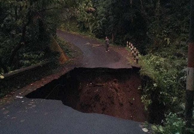 Kondisi jembatan penghubung Banjar Dinas Banyu Campah menuju Kebung di Desa Telaga Tawang, Kecamatan Sidemen ambles akibat hujan beberapa waktu lalu. (ist)