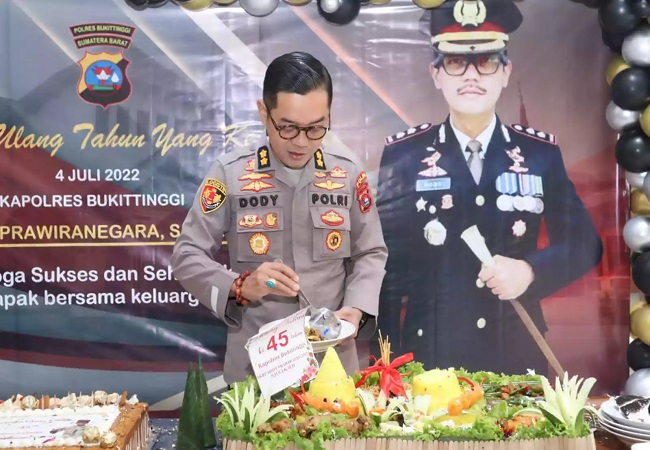 Mantan Kapolres Bukittinggi AKBP Doddy Prawiranegara, SH, SIK, MH. Doddy juga diketahui pernah menjabat sebagai Kapolsek Kuta. Dia terseret kasus penjualan BB sabu 5 KG jaringan Irjen pol Teddy Minahasa. Doddy divonis 17 tahun penjara dan denda Rp 2 milar