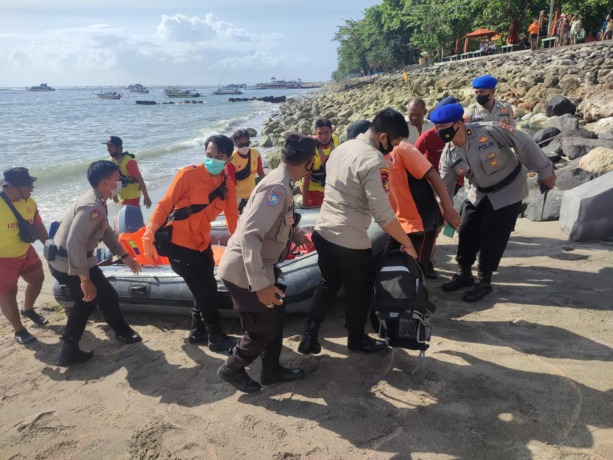 TERNYATA WANITA: Balawista, polisi dan petugas BPBD Kota Denpasar mengavakuasi mayat wanita yang terapung di perairan Sanur.