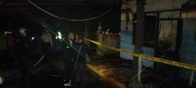 NAHAS : Rumah warga Banjar Dinas Dauh Munduk, Desa Bungkulan, Kecamatan Sawan, Buleleng, terbakar pada Selasa (26/10) malam. (foto : eka prasetya/radar bali)