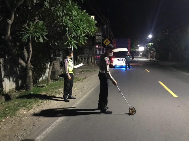 OLAH TKP : Polisi melakukan olah tempat kejadian perkara (olah TKP) di kawasan Banjar Dinas Banyualit, Desa Kalibukbuk, Kecamatan Buleleng. (foto: eka prasetia/radar bali)