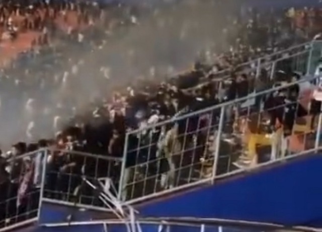 MENCEKAM: Suasana kerusuhan di Stadion Kanjuruhan Malang Jawa Timur saat polisi menembakkan gas air mata.