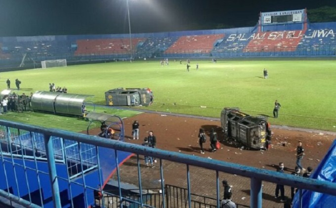 DAMPAK RUSUH: Mobil polisi dirusak suporter yang emosi lantaran disemprot dengan gas air mata di Stadion Kanjuruhan Malang 1 Oktober 2022.