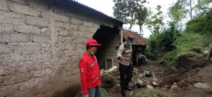 BAHAYA:  Longsor di Desa Ringdikit yang rusak rumah dan saluran subak.