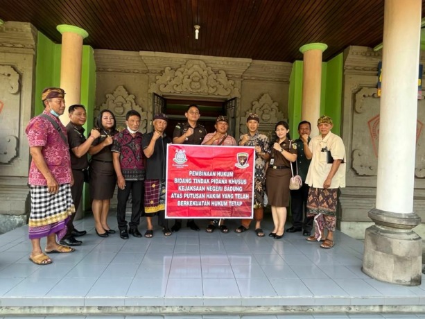 JATUH BANGUN: Para pengurus LPD Desa Adat Kapal saat didatangi Kejaksaan Badung