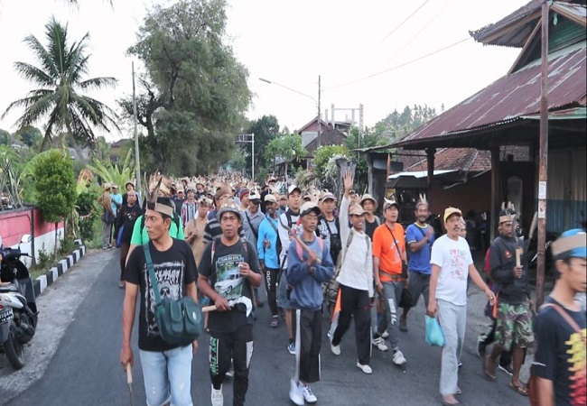 Krama Lanang di Desa Adat Busungbiu berjalan menuju hutan untuk berburu kijang. (Eka Prasetya)