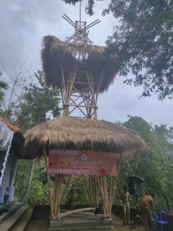 JADI SOLUSI PEMBUKA SINYAL : Menara berbahan bambu ini jadi andalan dalam membuka blank spot di Desa Tembok, Tejakula, Buleleng. (foto: eka prasetia/radar bali)