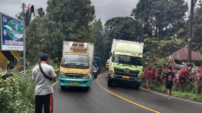 ONGKOS BERLIPAT : Truk mogok saat melintas di jalan raya Singaraja-Denpasar (eka prasetia/radar bali).