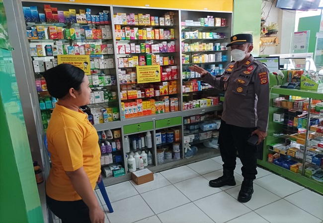 Polisi melakukan pengawasan peredaran obat sirup di apotek di Bali. (foto Eka Prasetya)