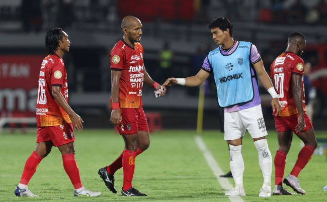 GAGAL GESER MADURA UNITED : Leonard Tupamahu (tengah) dan Hariono tampak lemas setelah gagal memetik poin di Stadion Kapten Dipta, Gianyar, Jumat malam (30/9/2022) (foto : miftahuddin/radar bali)