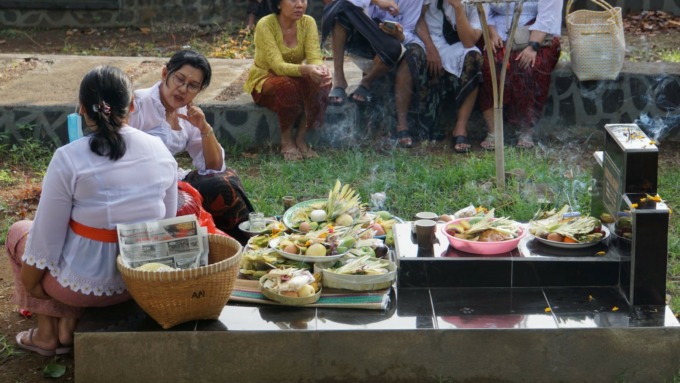 TETAP  TERJAGA : Suasana munjung di Setra Desa Adat Buleleng. Tradisi setiap Pagerwesi ini tetap lestari.  (foto: eka prasetia).