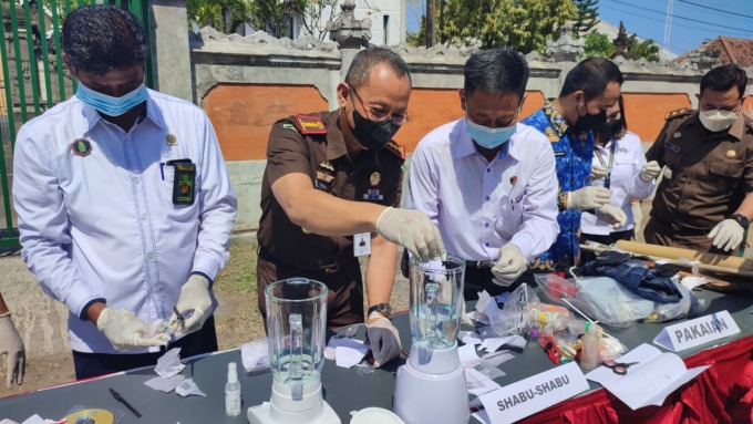 BERBAHAYA: Pemusnahan barang bukti di Kejari Buleleng.
