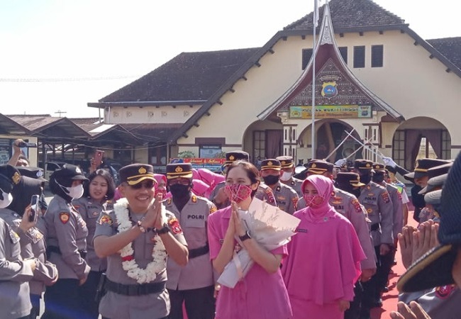 Mantan Kapolres Bukittinggi AKBP Doddy Prawiranegara, SH, SIK, MH saat berpamitan di Mapolres Bukittinggi. (Foto Padek.JawaPos.com)