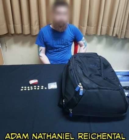 WNA USA dengan identitas Adam Nathaniel Reuchental, diamankan bersama BB Narkoba sebanyak 16 pil setan.