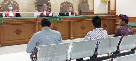 UPAHNYA KECIL : Hakim Tipikor Heriyanti (tengah) kemarin kaget saat mendapat keterangan gaji pengelola BUMDes cuma kisaran Rp 500-700 ribu saja, di Desa Besan,Dawan, Klungkung. (foto: adrian suwanto/radar bali)