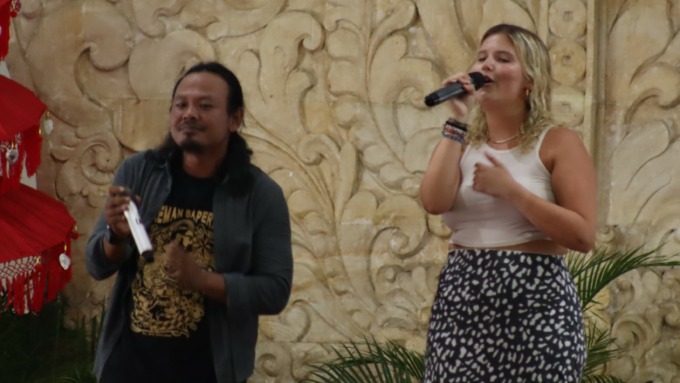 BALI BELANDA : Ary Kencana saat menyanyi duet dengan Lucia Rossa  di Gedung MR. I Gusti Ketut Pudja, kawasan Pelabuhan Tua Buleleng. (foto: eka prasetia/radar bali)