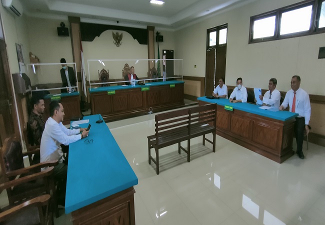 Suasana sidang gugatan pra peradilan di Ruang Candra Pengadilan Negeri Singaraja. (Eka Prasetya)