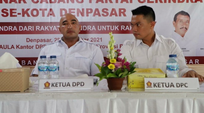 UMUM: Ketua DPC Gerindra Kota Denpasar, Ida Bagus Yoga Adi Putra (kanan) bersama Ketua DPD Partai Gerindra Bali Made Muliawan Arya