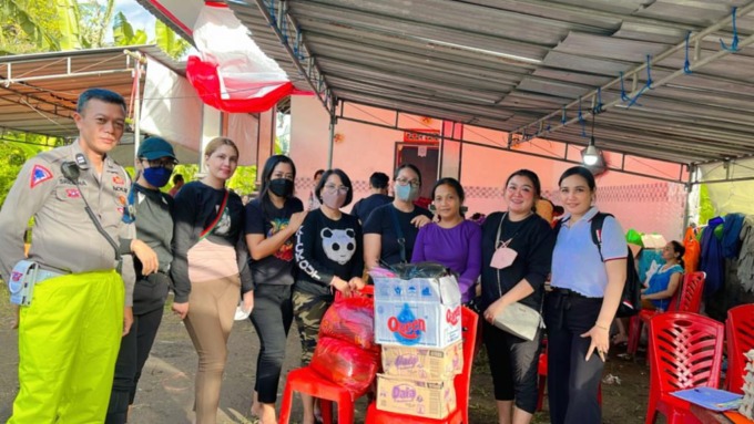 KEMANUSIAAN: Tim @F97 Smansa Negara menyerahkan bantuan untuk korban bencana alam Jembrana di Posko Bilukpoh dan Penyaringan, Mendoyo, Kamis (19/10/2022). ist