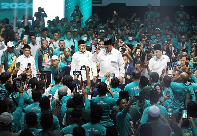Ketua Umum PKB Muhaimin Iskandar bersama Ketua Umum Partai Gerindra Prabowo Subianto menyapa para kader PKB dalam acara PKB Road To Election 2024 di Tennis Indoor Senayan, Gelora Bung Karno, Jakarta, Minggu (30/10/2022). Acara ini dihadiri oleh para kader