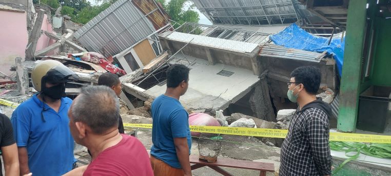 ROBOH : Rumah ambruk miring ke sungai, di Kampung Jawa, Jalan A. Yani, Kamis (27/10). (foto : andre sula/radar bali