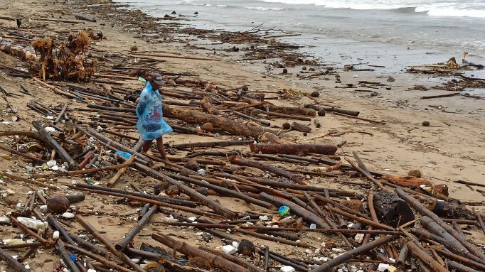 JOROK: Sampah kiriman yang dominan sampah kayu yang mengotori areal Pantai Kuta, Selasa (25/10/2022)