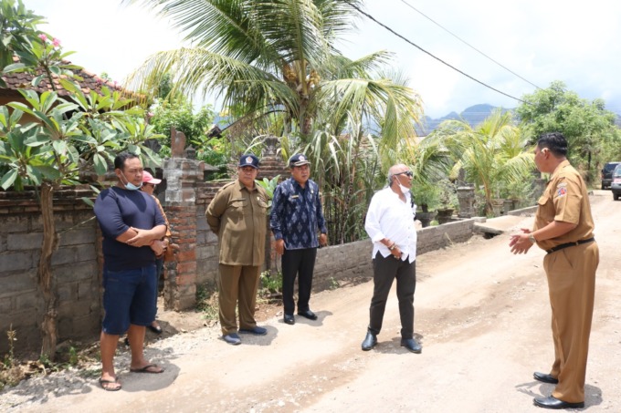 ASAL-ASALAN:  - Komisi II DPRD Buleleng saat sidak perbaikan jalan di Desa Pejarakan bULELENG (FOTO: EKA PRASETYA/RADAR BALI)