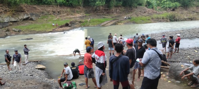 MAKAN KORBAN LAGI: Sejumlah warga bersama tim gabungan yang melakukan pencarian terhadap korban I Ketut Suada yang diduga hilang tersebut arus sungai Yeh Ho.