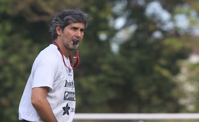 Pelatih Bali United Stefano Cugurra Teco saat memberikan instruksi dalam latihan. (dok radarbali.id)