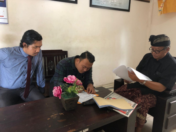 SENGKETA INFORMASI: Kuasa hukum WALHI Bali,  I Made Juli Untung Pratama, S.H. M.Kn., saat mendaftarkan gugatan sengekta informasi ke kantor Komisi Informasi Bali.