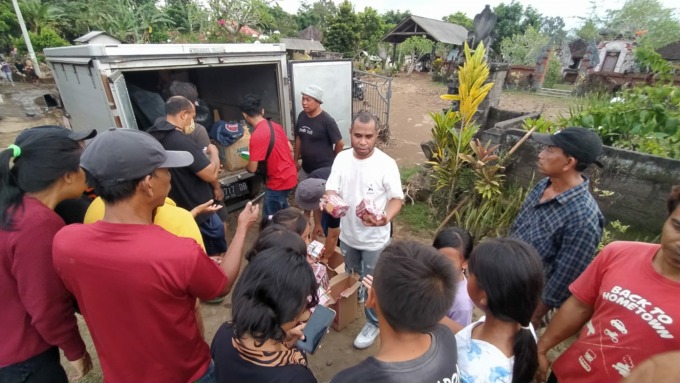 KEPEKAAN SOSIAL: Sejumlah pengurus IJTI dan AJI Kota Denpasar berkolaborasi menyerahkan bantuan kemanusiaan korban banjir Jembrana Minggu (23/10/2022).