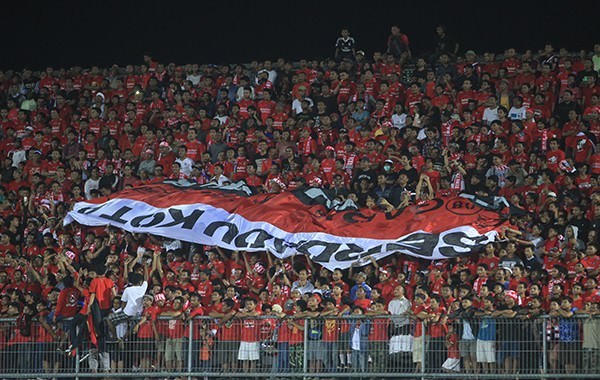 BERSIKAP DEWASA : Para suporter Bali United mendukung penuh apapun keputusan yang terbaik untuk persepakbolaan Tanah Air, pasca tragedi Kanjuruhan (dok. Radar bali).