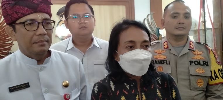 TURUN LANGSUNG KE TABANAN : Menteri PPPA I Gusti Ayu Bintang Darmawati atau yang lebih dikenal dengan Bintang Puspayoga (foto : juliadi/radar bali).