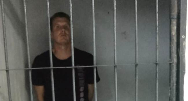 DITANGKAP : Taylor Delorean berada di dalam sel tahanan Polsek Kuta setelah sebelumnya sempat berbuat onar di Ground Zero, Legian, Kuta (foto : istimewa).