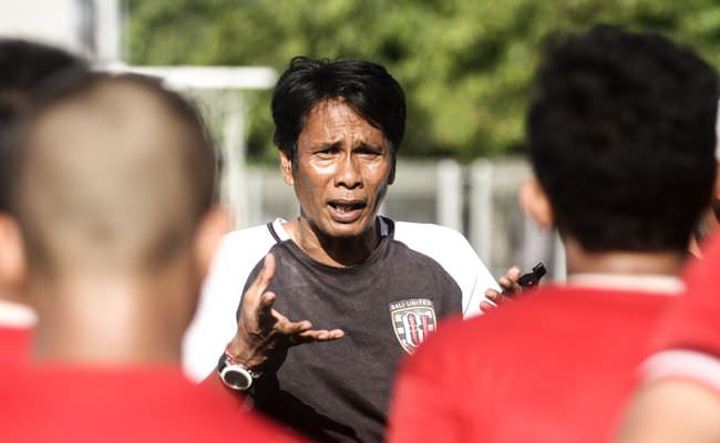 TERBAIK : Coach I Made Pasek Wijaya, mantan pemain Timnas Indonesia ini tahun lalu menyabet gelar sebagai pelatih terbaik EPA Liga 1 U-18 2021 (foto : dok.radar bali).