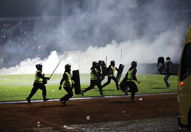 Gas air mata menyelimuti Stadion Kanjuruhan, Kabupaten Malang, saat aparat keamanan melakukan pengamanan pada Sabtu lalu (1/10). (JAWA POS RADAR MALANG)